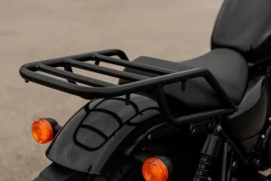  ترک‌بند فولادی مشکی نصب‌شده روی گلگیر عقب موتور سیکلت با طراحی مقاوم و سطح براق