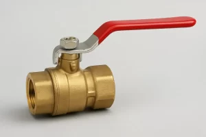 تصویر یک شیر گازی برنجی با دسته اهرمی قرمز روی پس‌زمینه خاکستری روشن، نمایش‌دهنده جزئیات بدنه برنجی و رزوه‌های ورودی و خروجی آن. 