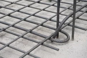  میلگردهای فولادی خمیده و عمودی در سازه بتنی در حال ساخت برای تقویت ناحیه ممان منفی
