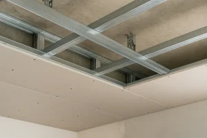 نصب سازه کناف سقفی با پروفیل‌های فلزی سبک و صفحات گچی در فضای داخلی ساختمان