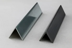 تصویر واقعی از دو نبشی فلزی — یکی گالوانیزه با سطح براق و دیگری فولادی با سطح مات روی پس‌زمینه خاکستری روشن، مناسب برای نمایش تفاوت نبشی تاشو و ثابت. 