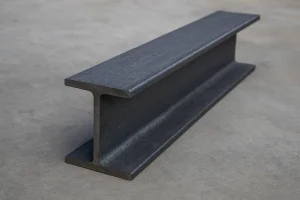 تصویر واقعی از یک تیرآهن IPE با مقطع I شکل روی سطح بتنی، بدون نوشته و با نور طبیعی