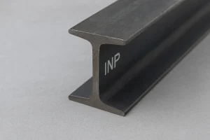 تیرآهن INP فولادی با سطح خاکستری و بال‌های شیب‌دار روی زمینه روشن
