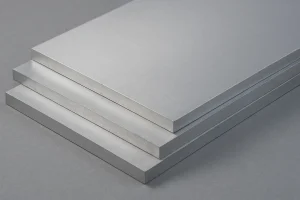  تصویر چند ورق آلومینیوم 1050 نقره‌ای رنگ با سطح صاف و براق، قرار گرفته روی یک سطح خاکستری به‌صورت مرتب و بدون نوشته، نمایش‌دهنده کیفیت و ضخامت یکنواخت ورق‌ها.
