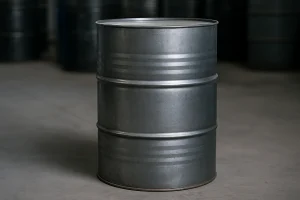  بشکه فلزی ساخته‌شده از ورق فولادی گالوانیزه در محیط صنعتی با نور طبیعی
