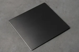 ورق استیل دودی براق با سطح برس‌خورده روی پس‌زمینه بتنی