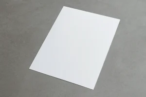 «برگه سفید تمیز روی سطح خاکستری، در نور طبیعی و بدون نوشته»
