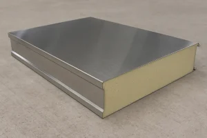 تصویر ساندویچ پانل استیل با سطح براق و لایه میانی فوم عایق، مناسب برای ساخت سردخانه‌ها و سازه‌های صنعتی ضد زنگ.
