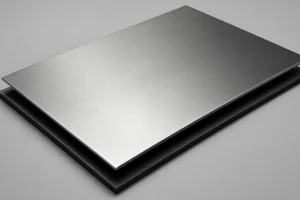 "نمای نزدیک از ورق استیل مات با سطح غیر براق و بافت برس‌خورده، مناسب برای کاربرد در نما و دکوراسیون مدرن.