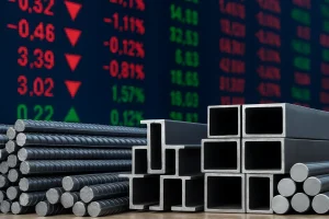 «نمای نزدیک از انواع محصولات فولادی شامل میلگرد، نبشی و تیرآهن در کنار صفحه نمایش بورس با اعداد قرمز و سبز؛ نمادی از ارتباط بازار فولاد با نوسانات بورس و اختلاف قیمت‌ها.»
